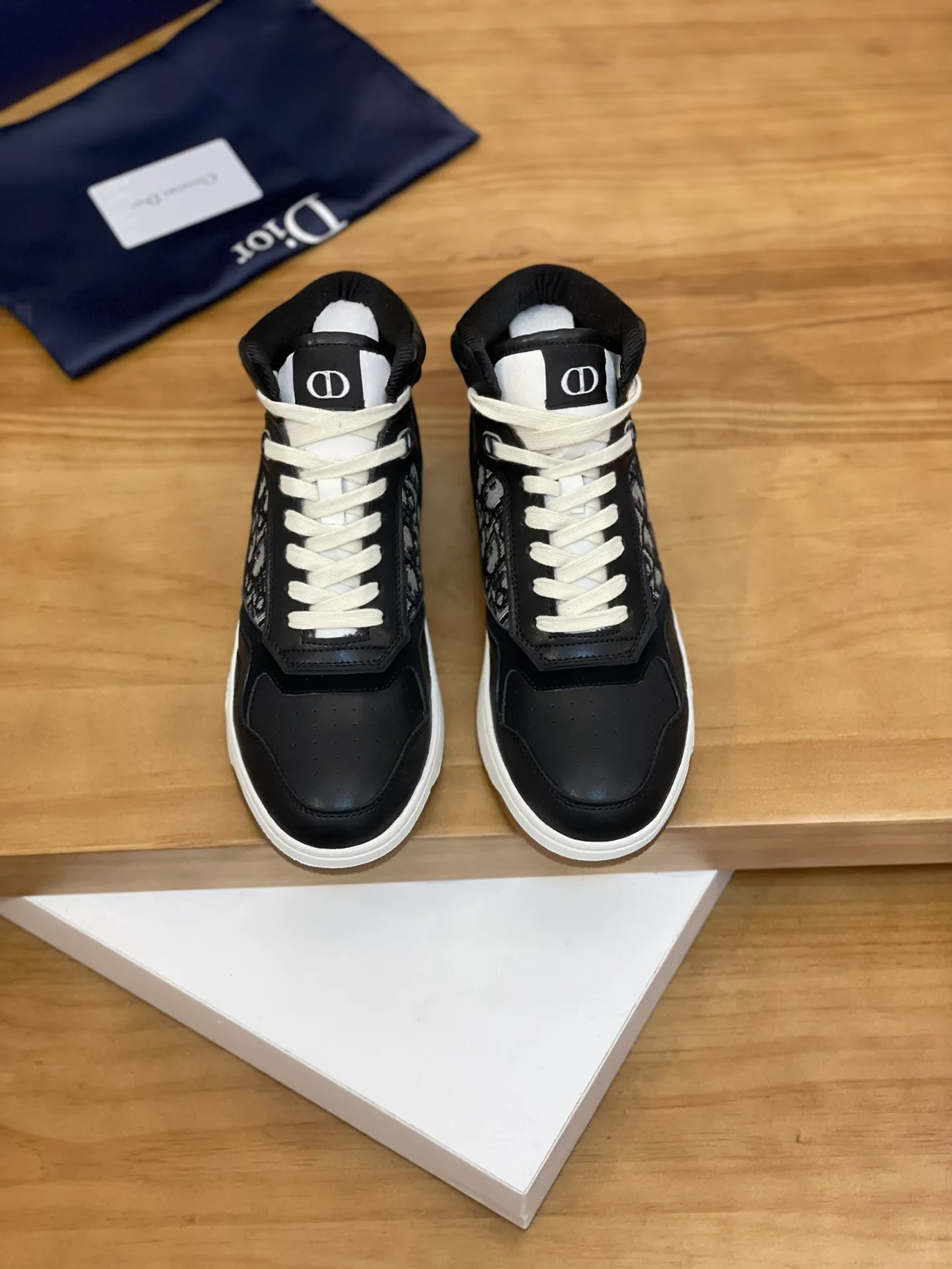 Men's shoes: 💰P460¥ Product trademark: Dior* "Dior*" high-top casual shoes Regular size: 38-44 (can be customized to 45.46) Product materials: Upper imported cowhide stitched with original fabric, breathable lining, original outsole. Number: 1006